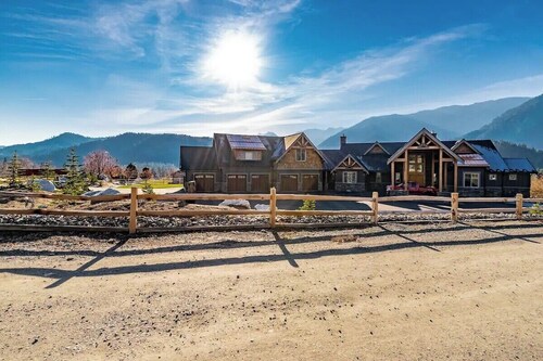 Leavenworth Chalet - 5 min to downtown ~ Amazing views of the Cascades!