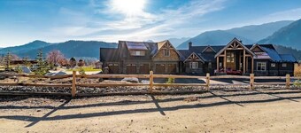 Leavenworth Chalet - 5 min to downtown ~ Amazing views of the Cascades!