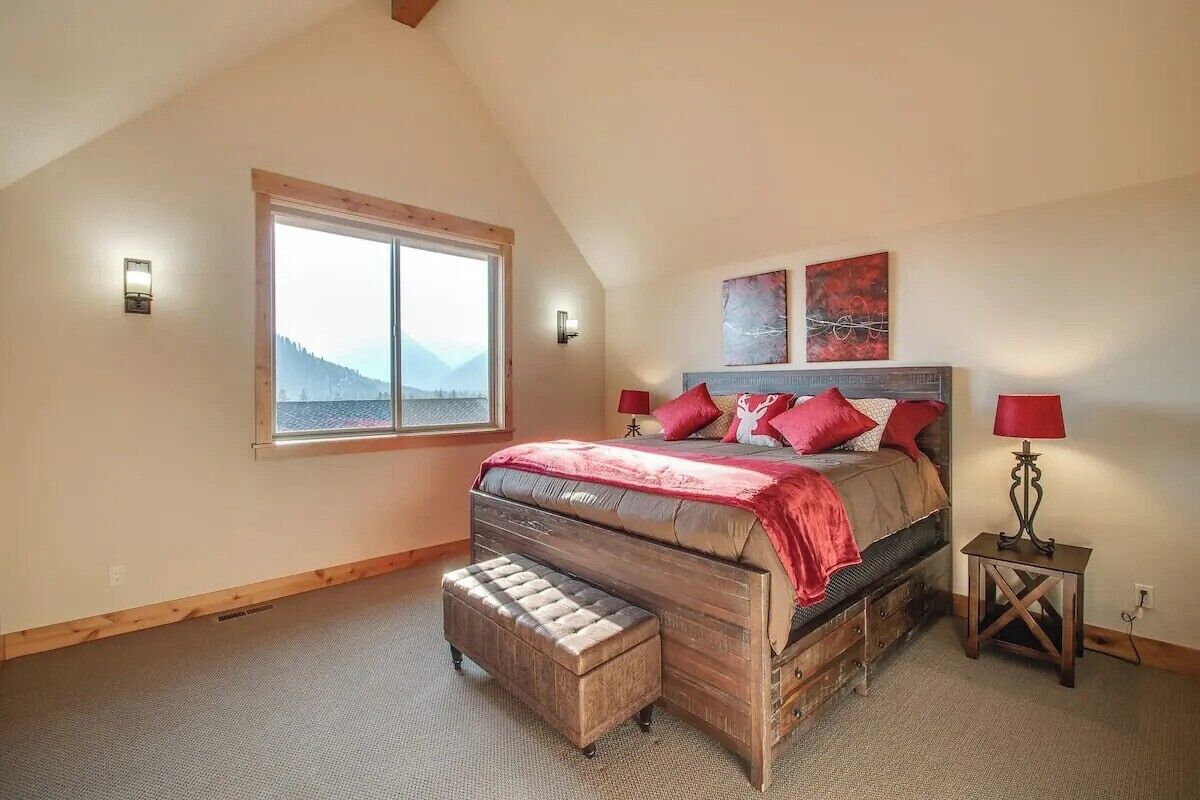 2 bedrooms, travel crib, free WiFi, bed sheets