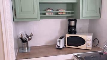 Jääkaappi, mikroaaltouuni, uuni, kahvin-/teenkeitin