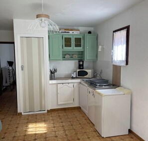 Fridge, microwave, oven, coffee/tea maker