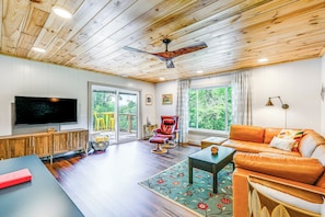 TV, books - Renovated Franklin Home w/ Mountain-View Deck! (Franklin)