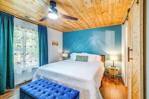 2 bedrooms, desk, iron/ironing board, WiFi - Renovated Franklin Home w/ Mountain-View Deck! (Franklin)
