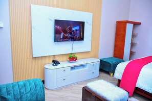 Quarto executivo, 1 cama Queen, para não fumantes | Espaço de trabalho para notebook, Wi-Fi de cortesia, roupa de cama