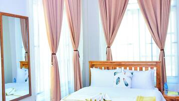 Espacio para trabajar con un portátil, wifi gratis, ropa de cama