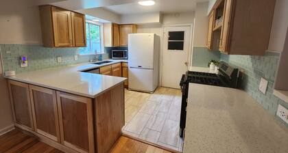 Charming 2-bedroom house with WiFi and AC in fabulous Austin