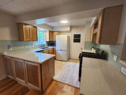 Charming 2-bedroom house with WiFi and AC in fabulous Austin