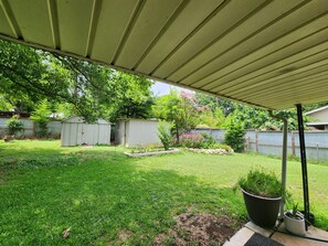 Property grounds - Charming 2-bedroom house with WiFi and AC in fabulous Austin (Austin)