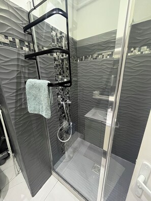 Dusj, håndklær, såpe og sjampo