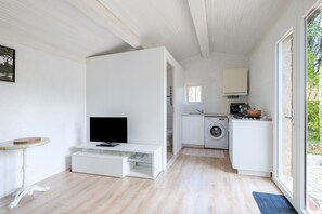 Geladeira, micro-ondas, cooktop, cafeteira/chaleira