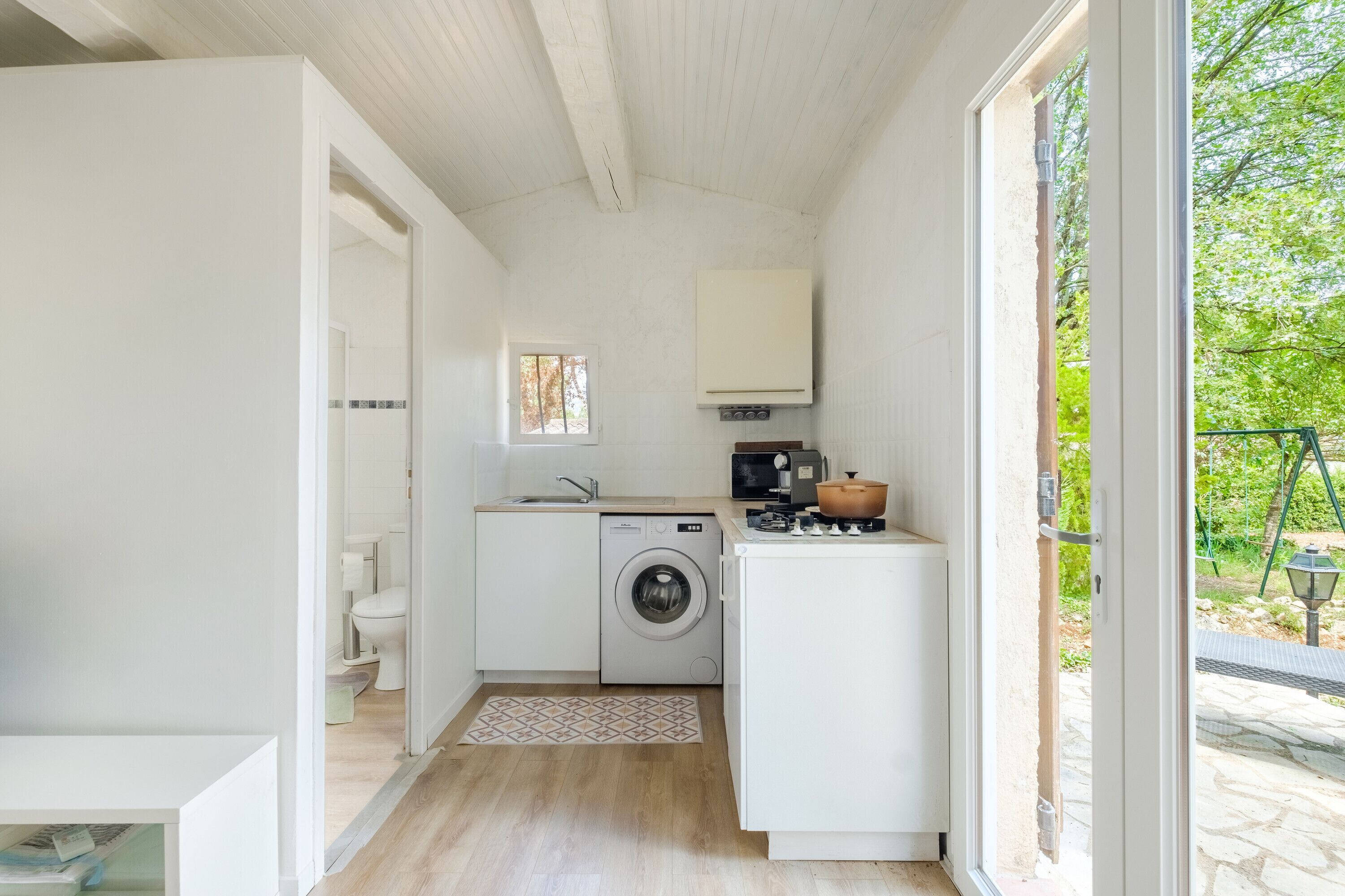 Køleskab, mikrobølgeovn, kogeplade, kaffe-/temaskine