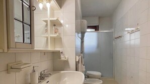 تجهيزات دش، مجففات شعر، مراحيض شطف، مناشف
