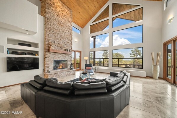 Smart-tv en een open haard