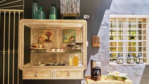 Un mueble rústico de madera con puertas de cristal que exhibe diversos objetos.