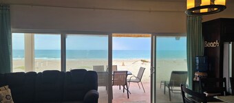 New! Oceanfront 3 bdrm home. Miramar Escape. AC, Wi fi, Dishwasher, Icemaker