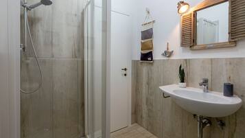 Dusche, Haartrockner, Handtücher