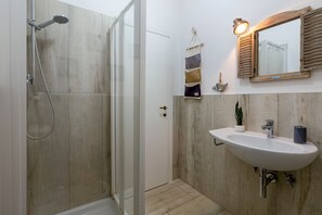 Chuveiro, secador de cabelo, toalhas de banho 