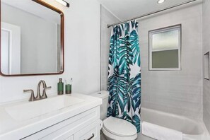 Bathroom - Downtown Dream-A Relaxing Escape in Downtown Pensacola (Pensacola)