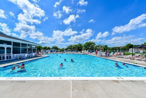 Coastal Cottage - 2BR Home with 2 Pools, pond, & 1000ft pier in Assateague Point