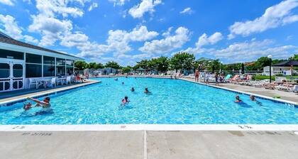 Coastal Cottage - 2BR Home with 2 Pools, pond, & 1000ft pier in Assateague Point