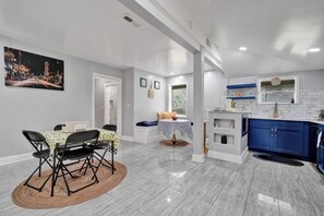 Dining - 3-bedroom vacation home 12 mins from University of Alabama-Birmingham &Hospital (Birmingham)