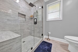 Bruser, hårtørrer, håndklæder, Sæbe