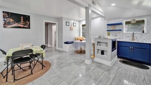 A modern kitchen with blue cabinets, a white countertop, and a window with a view. - 3-bedroom vacation home 12 mins from University of Alabama-Birmingham &Hospital (Birmingham)