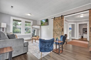 Smart TV, fireplace - 3-bedroom vacation home 12 mins from University of Alabama-Birmingham &Hospital (Birmingham)