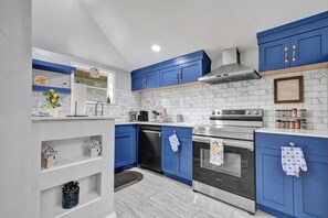 Fridge, microwave, oven, stovetop - 3-bedroom vacation home 12 mins from University of Alabama-Birmingham &Hospital (Birmingham)
