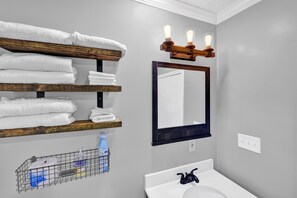 Shower, hair dryer, towels, soap - 3-bedroom vacation home 12 mins from University of Alabama-Birmingham &Hospital (Birmingham)