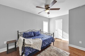 3 soveværelser, pengeskab på værelset, skrivebord, strygejern/strygebræt