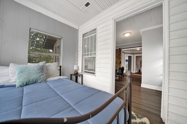 3 bedrooms, in-room safe, desk, iron/ironing board - 3-bedroom vacation home 12 mins from University of Alabama-Birmingham &Hospital (Birmingham)