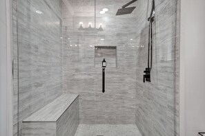 Shower, hair dryer, towels, soap - 3-bedroom vacation home 12 mins from University of Alabama-Birmingham &Hospital (Birmingham)