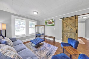 Smart TV, fireplace - 3-bedroom vacation home 12 mins from University of Alabama-Birmingham &Hospital (Birmingham)