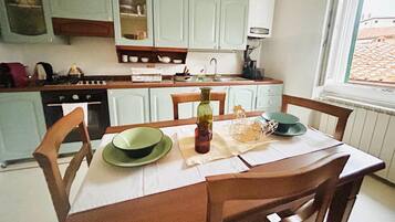 Réfrigérateur, four, plaque de cuisson, cafetiÚre/bouilloire