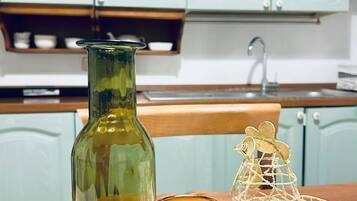 KĂŒhlschrank, Ofen, Herdplatte, Wasserkocher mit Kaffee-/Teezubehör