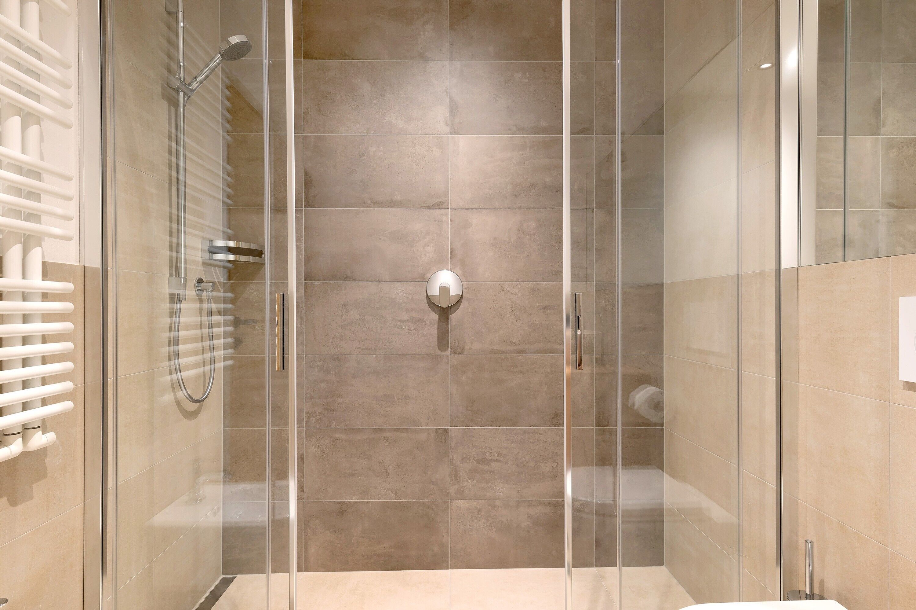 淋浴设施、吹风机、毛巾