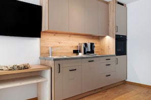 Frigorifero, microonde, forno, piano cottura