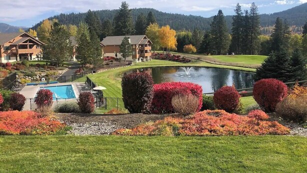 A resort with a swimming pool, a pond, and a well-maintained lawn. - Golf Course View Condo • Quick Walk to Downtown Leavenworth & Resort Pools! (Leavenworth)