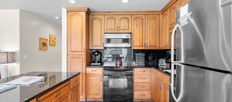 Golf Course View Condo • Quick Walk to Downtown Leavenworth & Resort Pools!