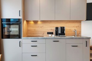 Fridge, microwave, oven, stovetop - Apartment 'Lat' with Mountain View, Shared Garden and Wi-Fi (Wolkenstein)