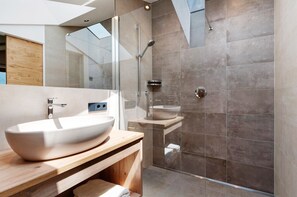 Een douche, een haardroger, handdoeken