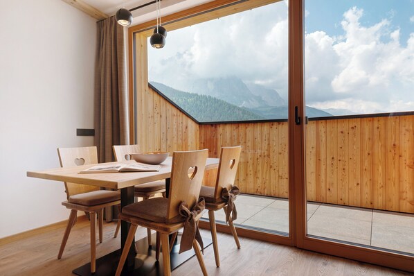 Dining - Apartment 'Lat' with Mountain View, Shared Garden and Wi-Fi (Wolkenstein)
