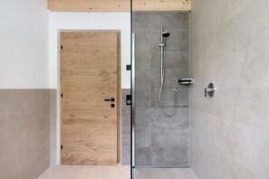 Een douche, een haardroger, handdoeken