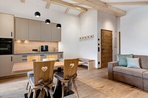 Interior - Apartment 'Fën' with Mountain View, Shared Garden and Wi-Fi (Wolkenstein)