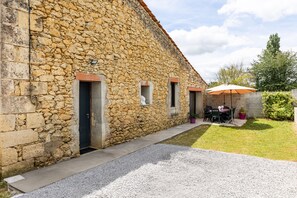 Outdoor dining - Holiday Home Ladaux – Authentic and Relaxing Stay in Périgord (Ladaux)