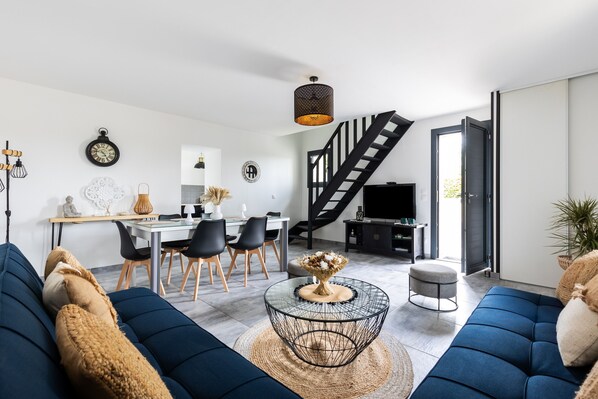 Televisie, een dvd-speler, een tafeltennistafel en een stereo