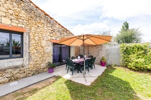 Outdoor dining - Gîte in Ladaux – Authentic and Relaxing Stay in Périgord (Ladaux)
