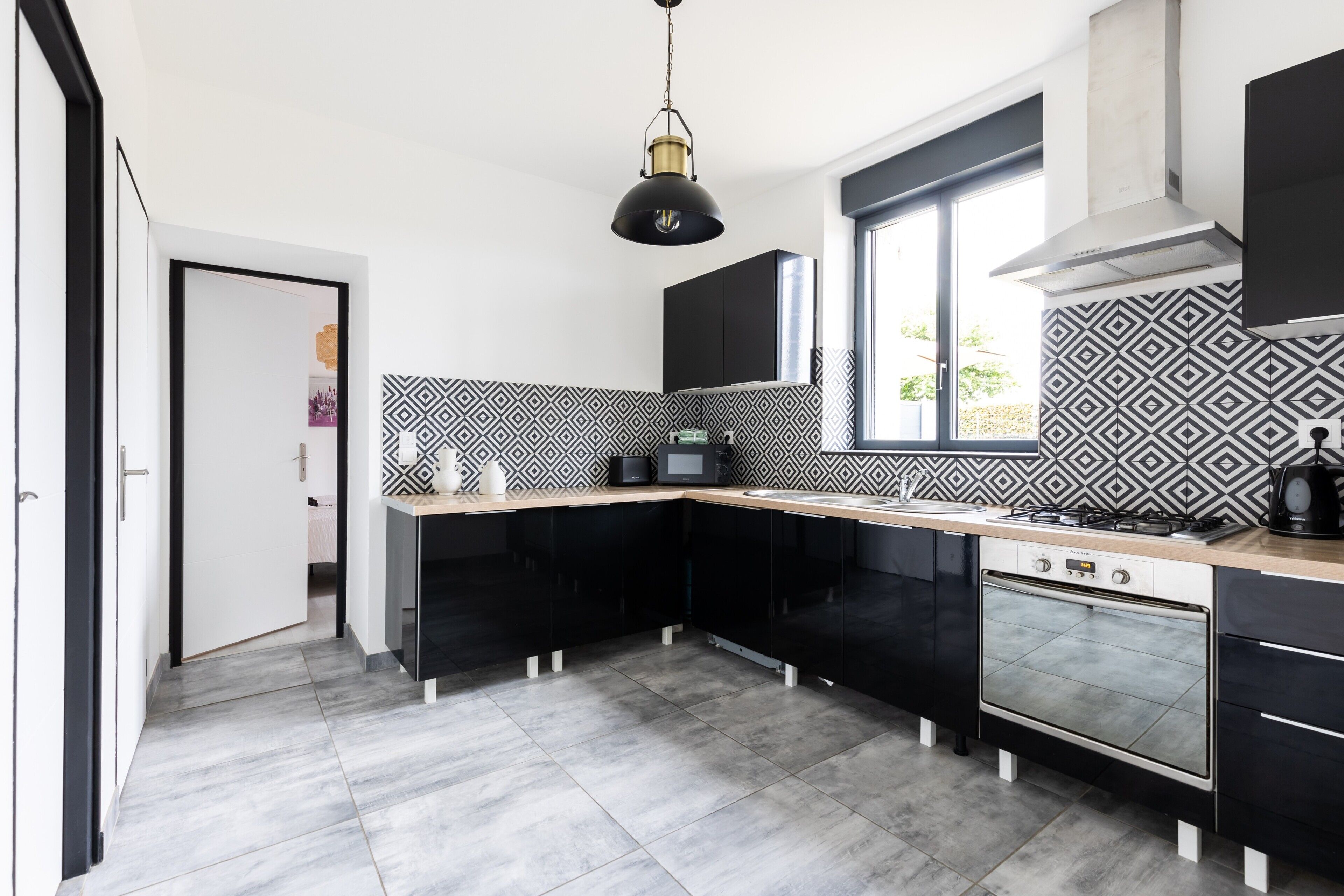 Jääkaappi, mikroaaltouuni, uuni, liesi