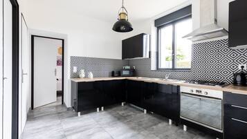 Jääkaappi, mikroaaltouuni, uuni, liesi